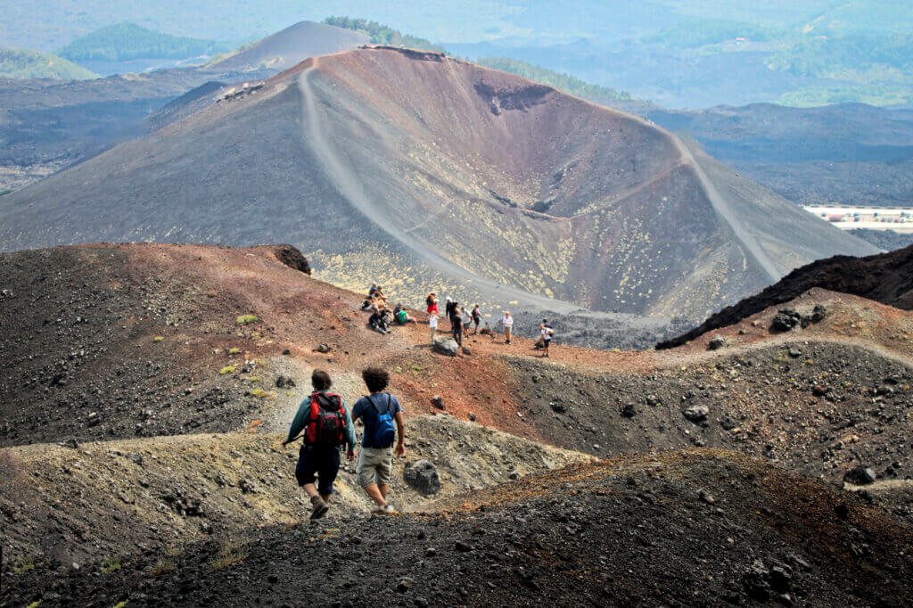 Escursionisti sul versante sud dell’Etna tra crateri e paesaggi lavici