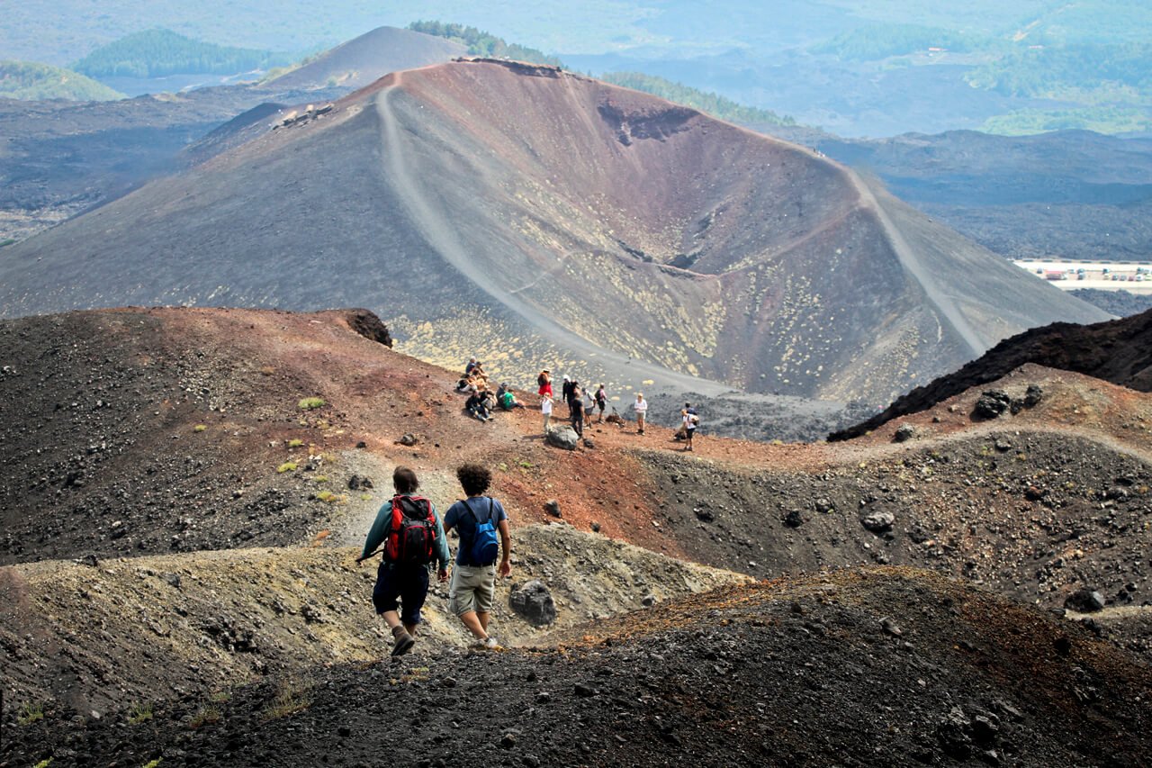 Escursionisti sul versante sud dell’Etna tra crateri e paesaggi lavici