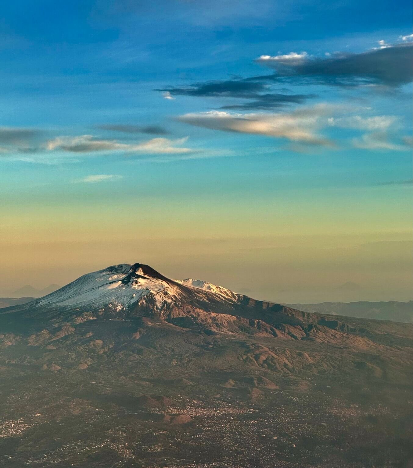Panorama dei crateri dell’Etna visto da Catania, paesaggio vulcanico al tramonto