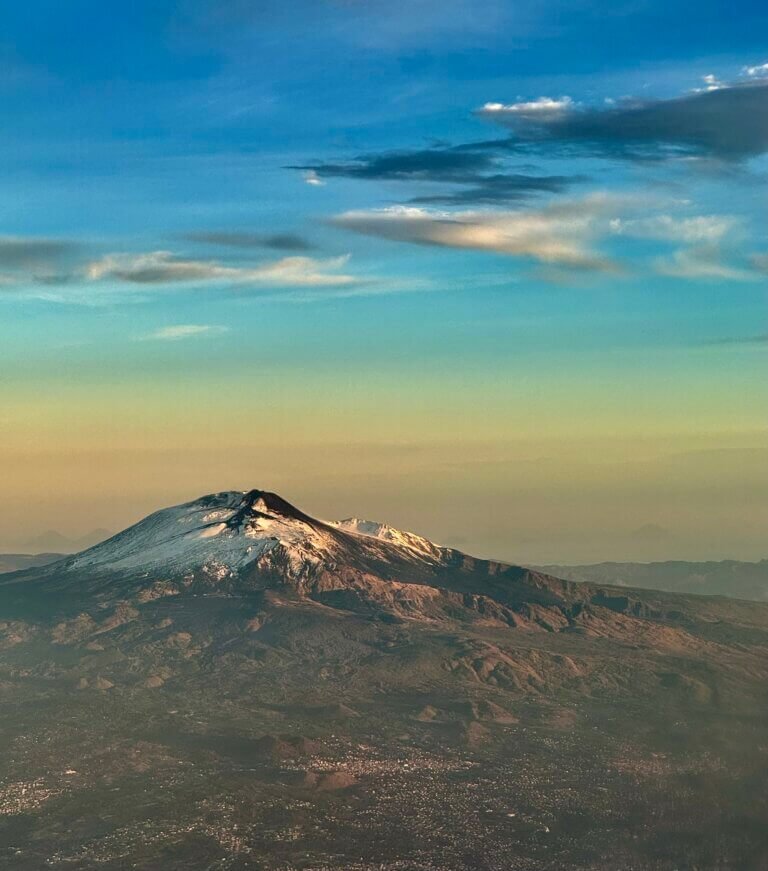 Panorama dei crateri dell’Etna visto da Catania, paesaggio vulcanico al tramonto